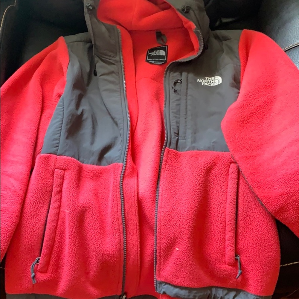 Women’s North Face Jacket with hood in pink.